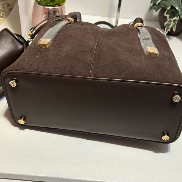 Elegant Brown Tote Bag - Picture 12 of 12